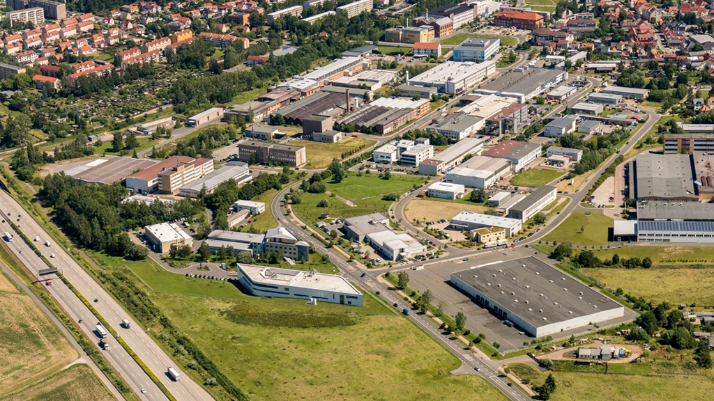 Luftbild des Industriestandortes Hermsdorf mit dem Gebiet des Tridelta Campus Hermsdorf und dem Citycube Hermsdorf